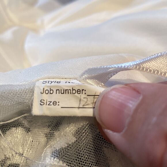 Women’s Long Sleeve Wedding Dress Lace Appliqué Zip Up Back with Train Size 12 - Picture 12 of 15